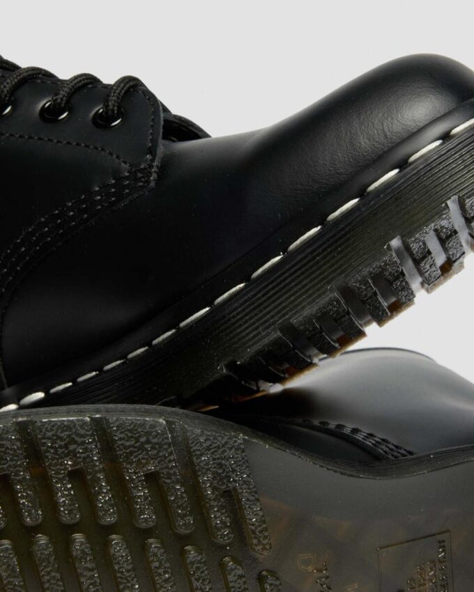 1460 Schnürstiefel aus Smooth Leather mit weißen Nähten 1460 Schnürstiefel aus Smooth Leather mit weißen Nähten