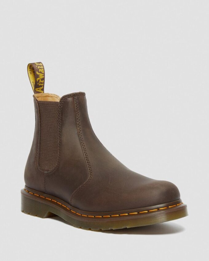 2976 Chelsea Boot aus Crazy Horse-Leder mit gelben Nähten 2976 Chelsea Boot aus Crazy Horse-Leder mit gelben Nähten