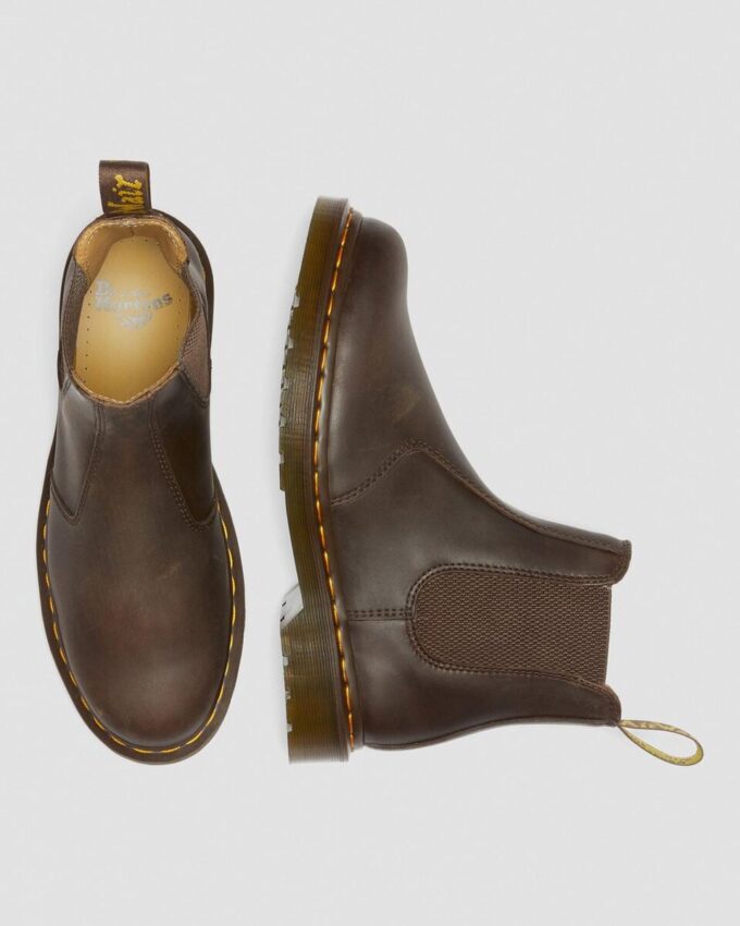 2976 Chelsea Boot aus Crazy Horse-Leder mit gelben Nähten 2976 Chelsea Boot aus Crazy Horse-Leder mit gelben Nähten