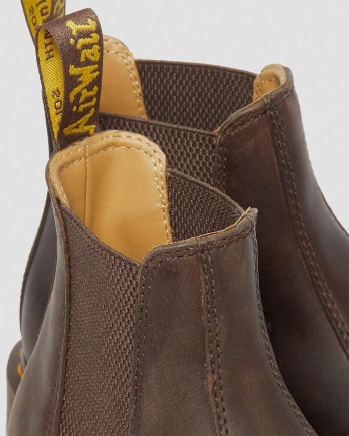 2976 Chelsea Boot aus Crazy Horse-Leder mit gelben Nähten 2976 Chelsea Boot aus Crazy Horse-Leder mit gelben Nähten