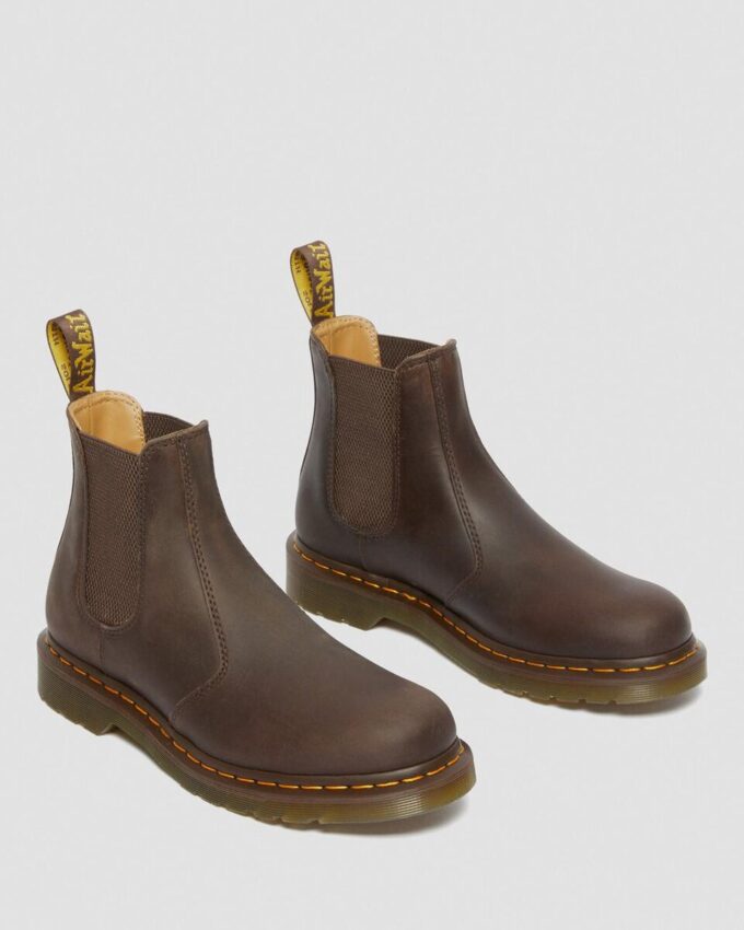 2976 Chelsea Boot aus Crazy Horse-Leder mit gelben Nähten 2976 Chelsea Boot aus Crazy Horse-Leder mit gelben Nähten