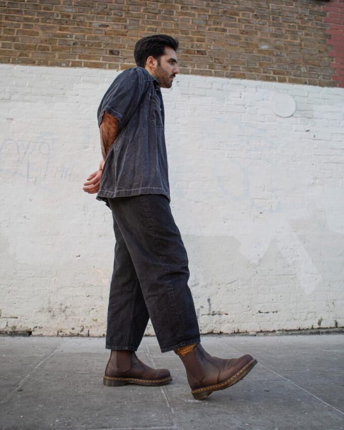 2976 Chelsea Boot aus Crazy Horse-Leder mit gelben Nähten 2976 Chelsea Boot aus Crazy Horse-Leder mit gelben Nähten