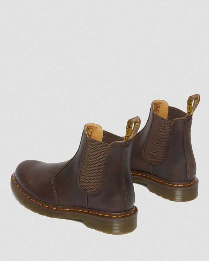 2976 Chelsea Boot aus Crazy Horse-Leder mit gelben Nähten 2976 Chelsea Boot aus Crazy Horse-Leder mit gelben Nähten