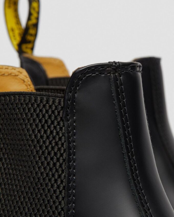 2976 Chelsea Boot aus Smooth Leather mit gelben Nähten 2976 Chelsea Boot aus Smooth Leather mit gelben Nähten
