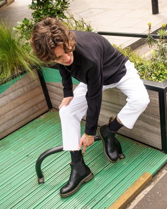 2976 Chelsea Boot aus Smooth Leather mit gelben Nähten 2976 Chelsea Boot aus Smooth Leather mit gelben Nähten