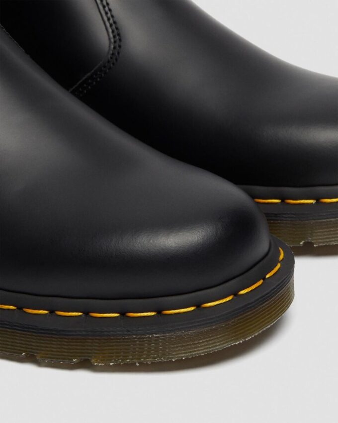 2976 Chelsea Boot aus Smooth Leather mit gelben Nähten 2976 Chelsea Boot aus Smooth Leather mit gelben Nähten