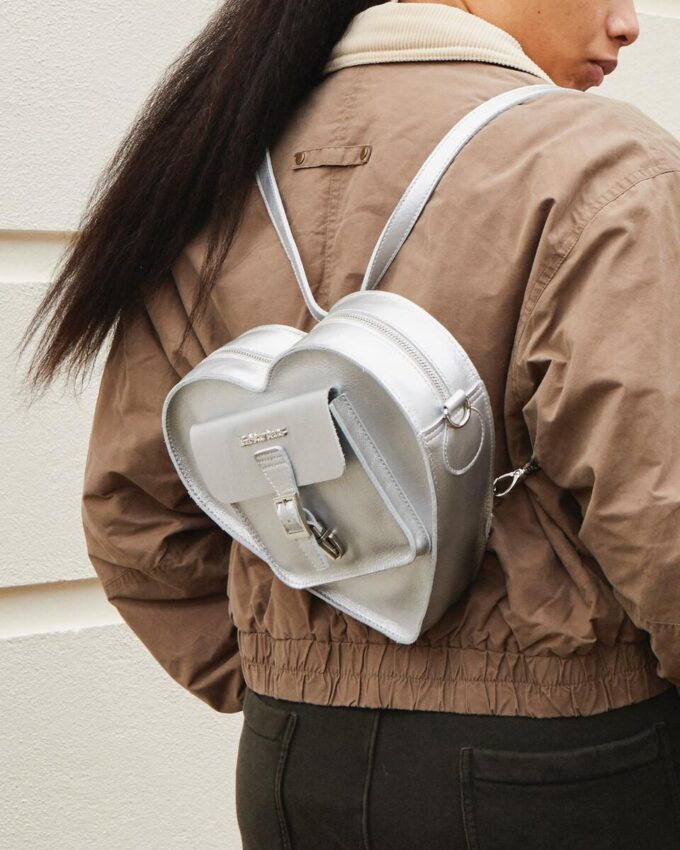 HEART BACKPACK Rucksack aus gemilltem Metallic-Leder HEART BACKPACK Rucksack aus gemilltem Metallic-Leder
