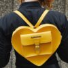 Herzförmige Kiev-Ledertasche mit Metallbeschlägen Herzförmige Kiev-Ledertasche mit Metallbeschlägen