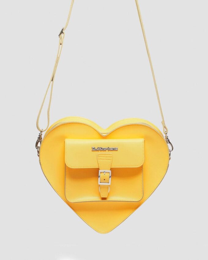 Herzförmige Kiev-Ledertasche mit Metallbeschlägen Herzförmige Kiev-Ledertasche mit Metallbeschlägen