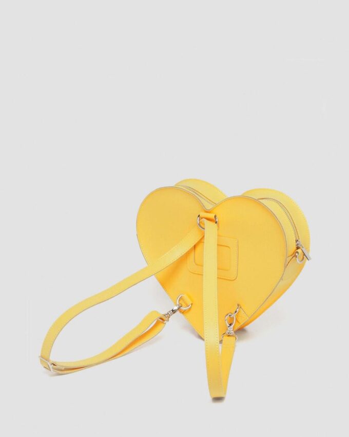 Herzförmige Kiev-Ledertasche mit Metallbeschlägen Herzförmige Kiev-Ledertasche mit Metallbeschlägen