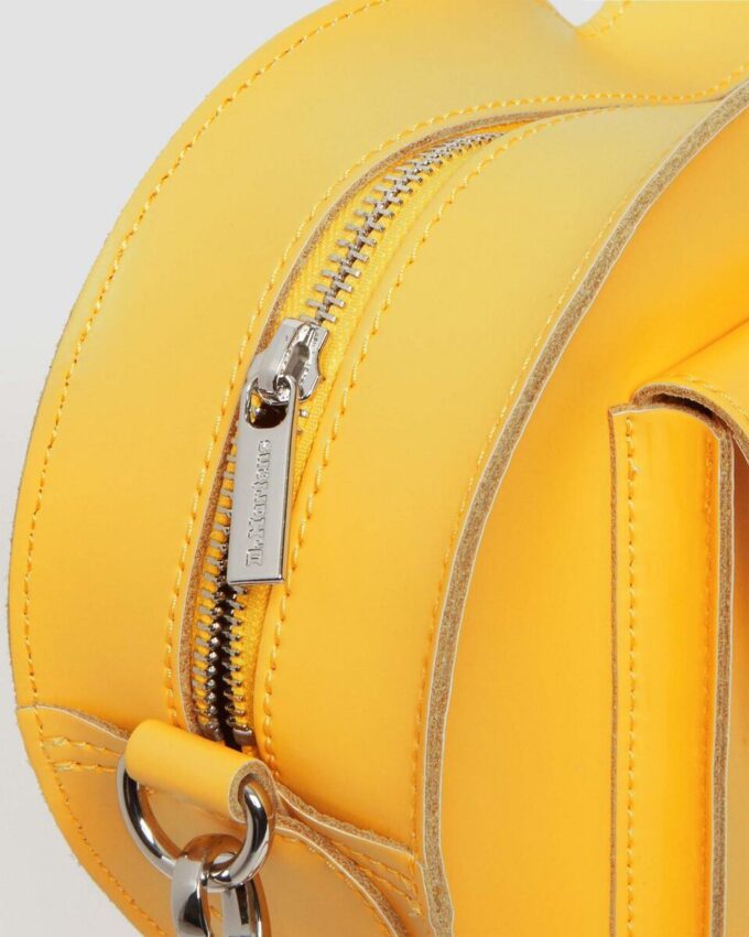 Herzförmige Kiev-Ledertasche mit Metallbeschlägen Herzförmige Kiev-Ledertasche mit Metallbeschlägen