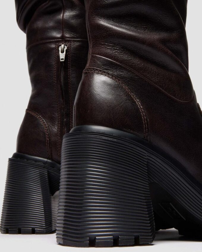 Kasey Kinsley Lederstiefel mit hohem Absatz Kasey Kinsley Lederstiefel mit hohem Absatz
