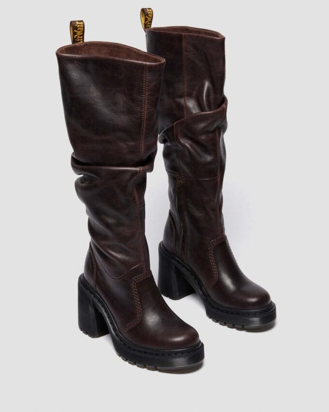 Kasey Kinsley Lederstiefel mit hohem Absatz Kasey Kinsley Lederstiefel mit hohem Absatz