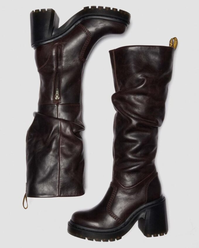 Kasey Kinsley Lederstiefel mit hohem Absatz Kasey Kinsley Lederstiefel mit hohem Absatz