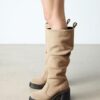 KASEY Kniehohe Stiefel aus Wildleder mit Absatz KASEY Kniehohe Stiefel aus Wildleder mit Absatz